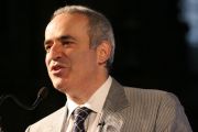 Kasparow nach Biss in Haft