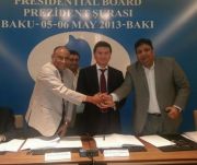 Chennais Vertreter und Iljumschinow (Mitte) beim FIDE-Vorstandstreffen in Baku am Sonntag